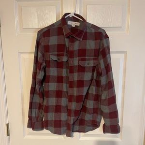 Men’s Old Navy medium maroon and grey plaid button down flannel shirt.